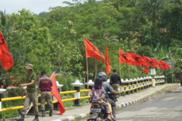 Bawaslu Kulon Progo Bersama Satpol PP Tertibkan Pelanggaran APK