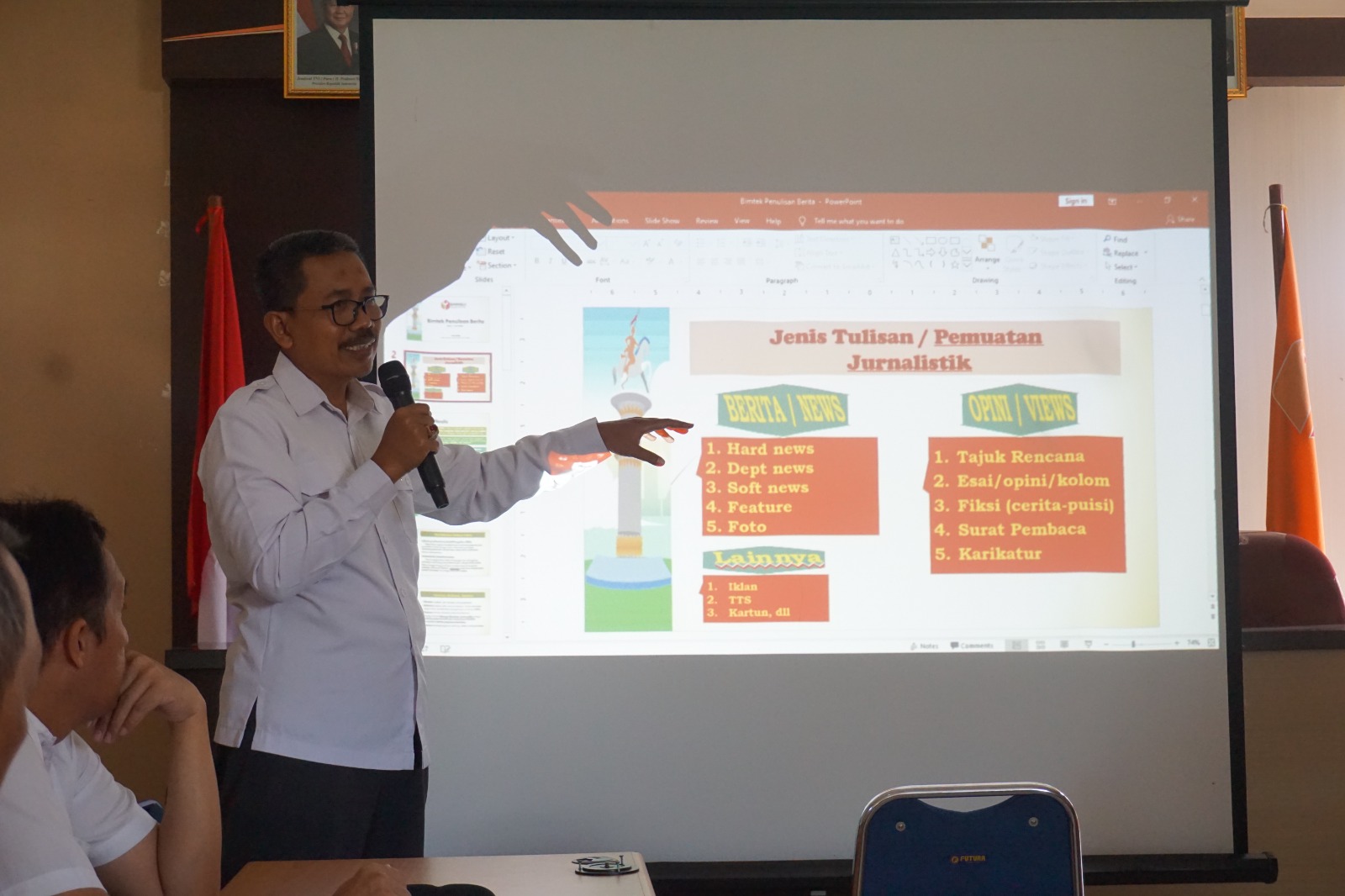 Marwanto selaku Narasumber menjelaskan materi Penulisan Berita