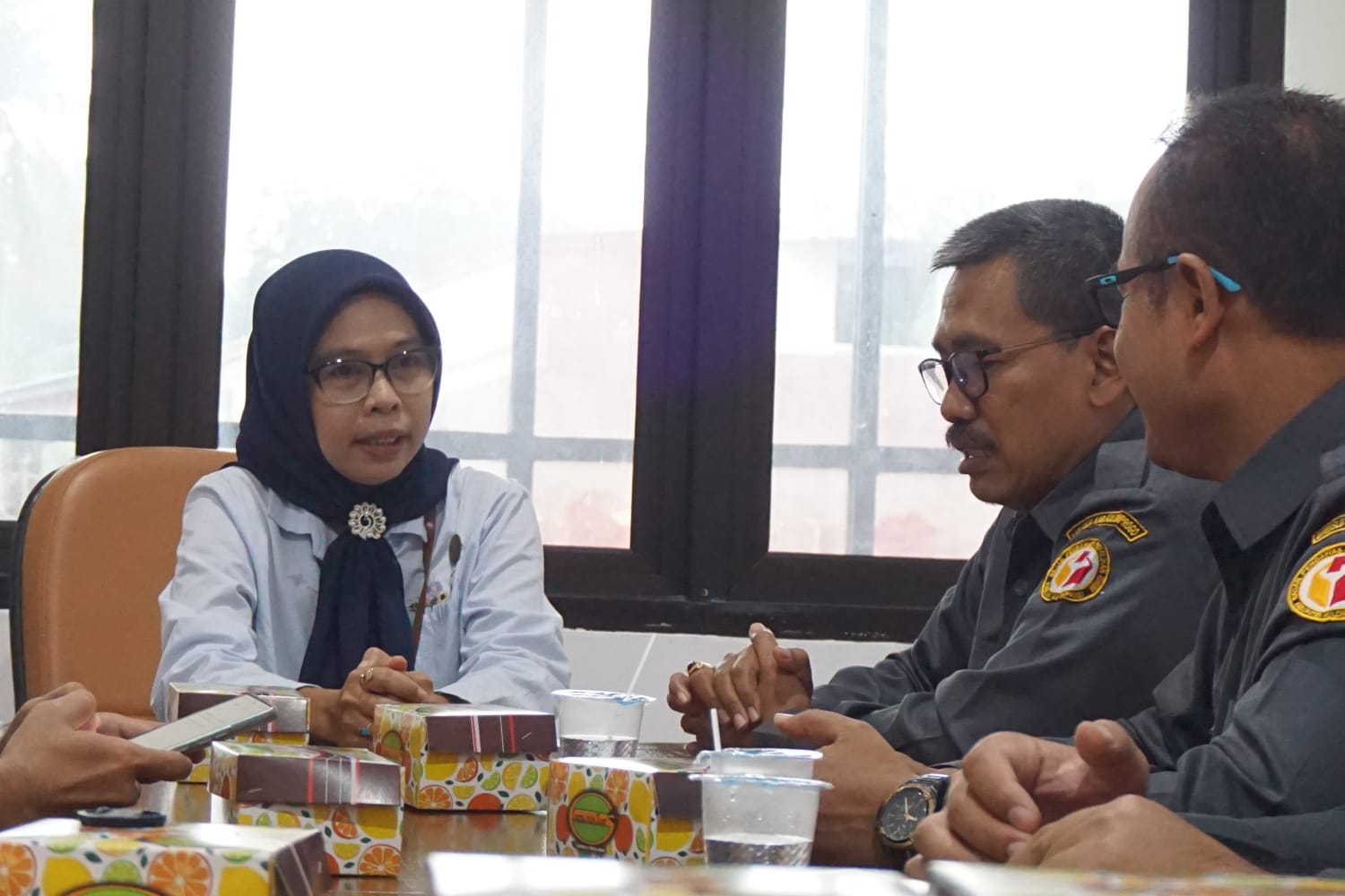 Ketua dan Anggota Bawaslu Kabupaten Kulon Progo sedang berkomunikasi dengan Balai Dikmen Kulon Progo
