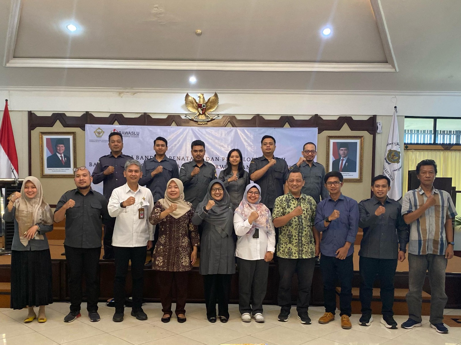 Foto bersama di Kantor BPK RI Perwakilan D.I. Yogyakarta yang diikuti oleh Bawaslu Kabupaten/Kota se-DIY