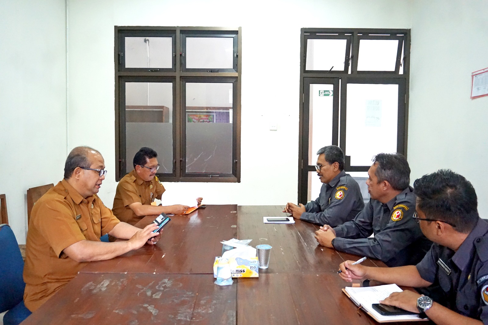 Ketua Bawaslu Kabupaten Kulon Progo, Marwanto, sedang menjelaskan tujuan audiensi dari Bawaslu Kabupaten Kulon Progo
