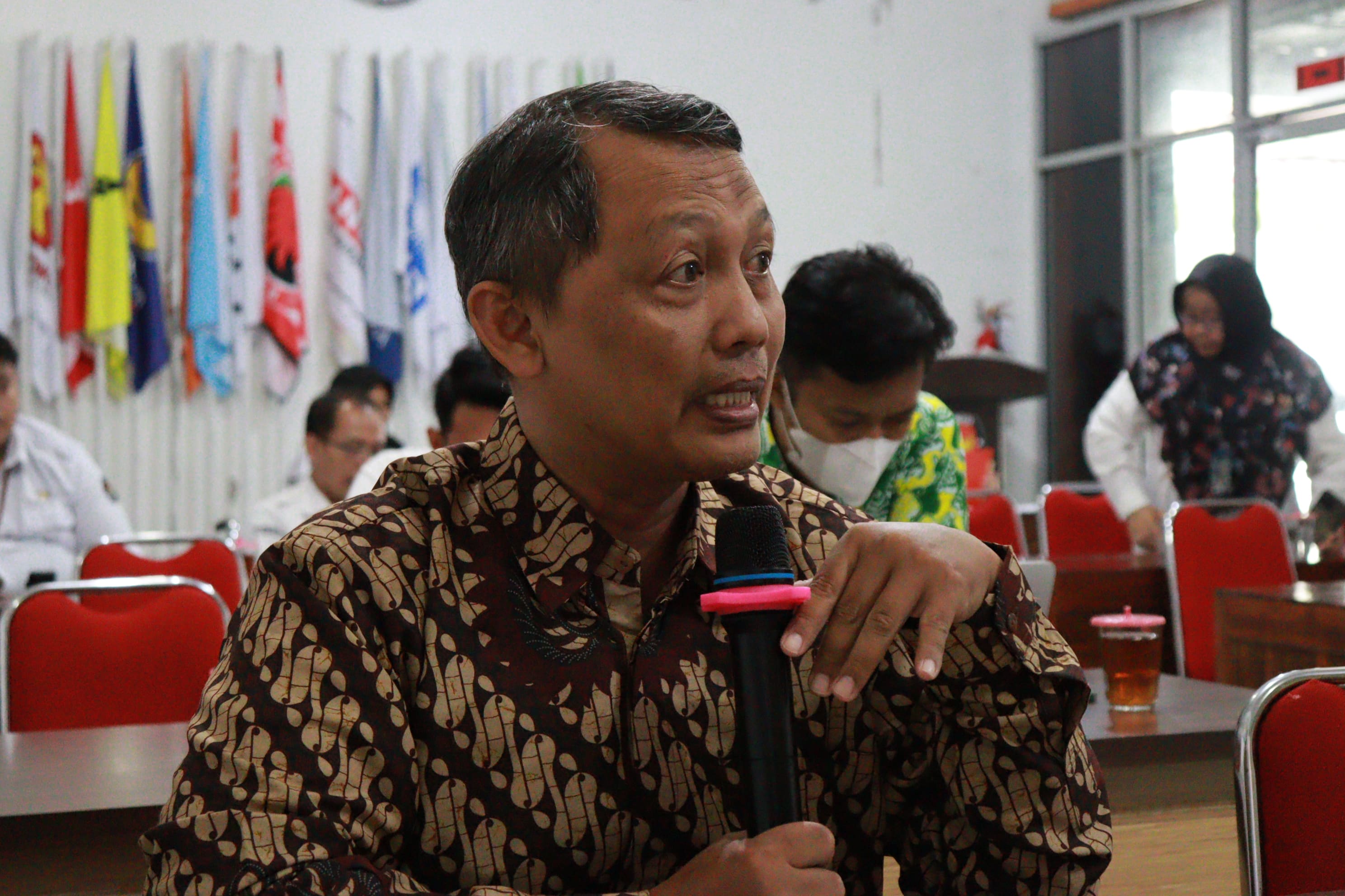 Anggota Bawaslu Kulon Progo, Muh. Isnaini menyampaikan masukan pada saat rapat pleno pemutakhiran daftar pemilih berkelanjutan Triwulan I 2026