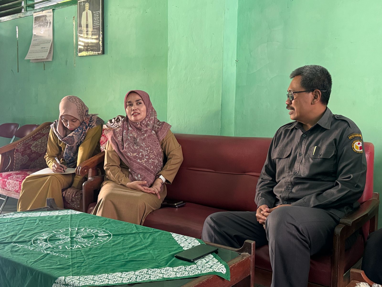 Ketua Bawaslu Kulon Progo, Marwanto, sedang berbincang dengan Kepala SMK Ma'arif 3 Wates, Andrian Wuryantini terkait dengan program PKL