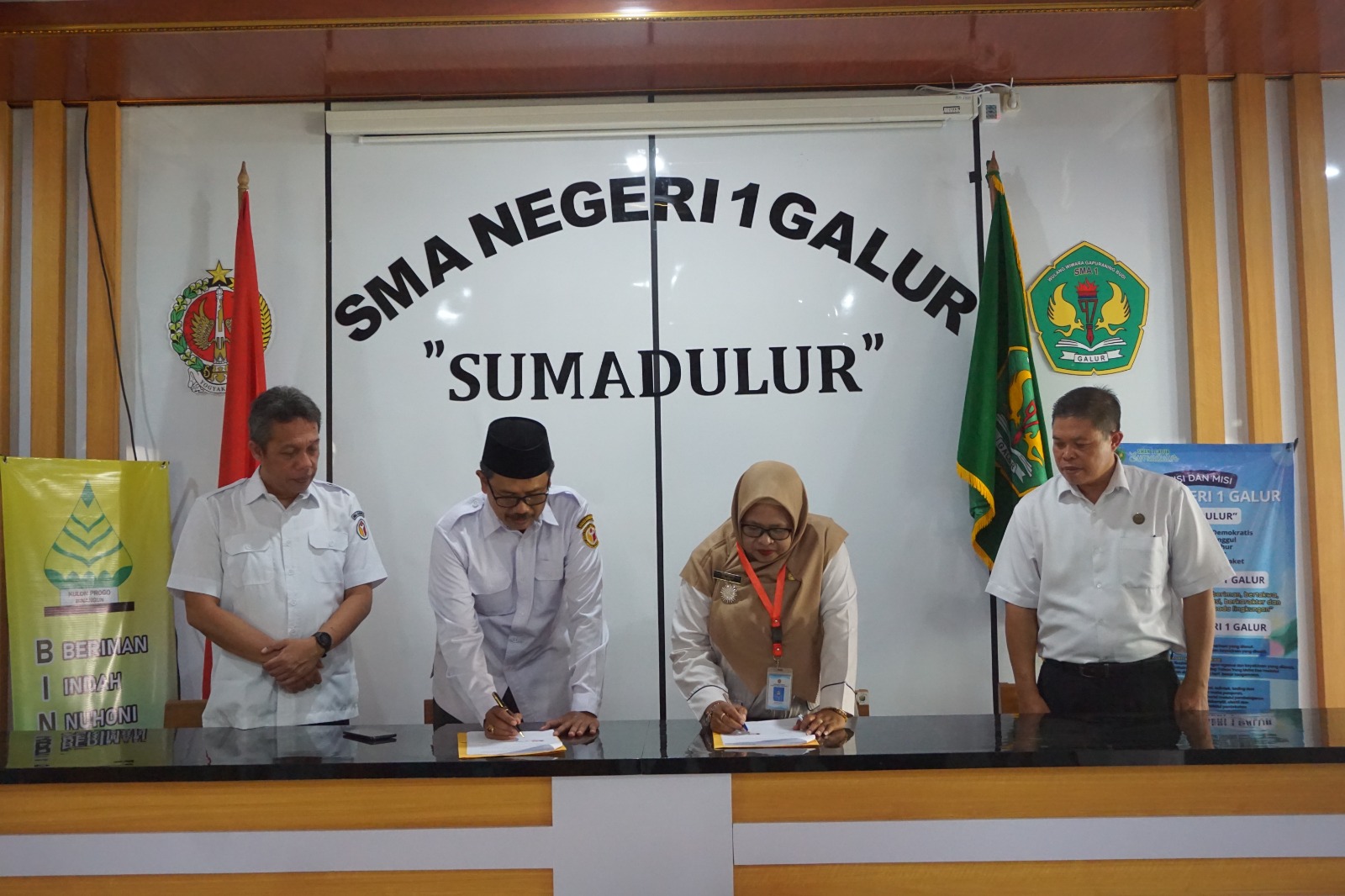 Ketua Bawaslu Kabupaten Kulon Progo, Marwanto, dan Kepala SMA N 1 Galur Tentrem Lestari sedang menandatangani naskah Perjanjian Kerja Sama