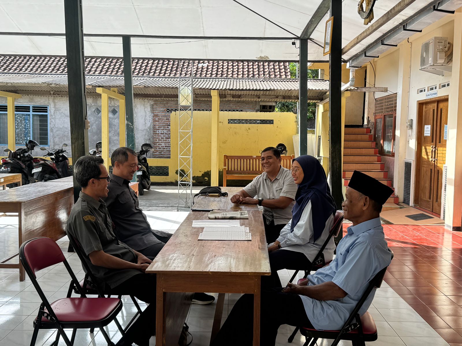Anggota Bawaslu Kabupaten Kulon Progo, Muh. Isnaini (kedua dari kiri) sedang menanyakan dinamika kependudukan yang terkait dengan daftar pemilih di Kalurahan Ngestiharjo
