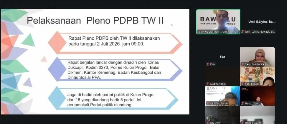 Koordinator Divisi Hukum, Pencegahan, Parmas dan Humas Bawaslu Kulon Progo, Muh. Isnaini memaparkan materi terkait hasil pengawasan rapat Pleno PDPB Triwulan II 2026