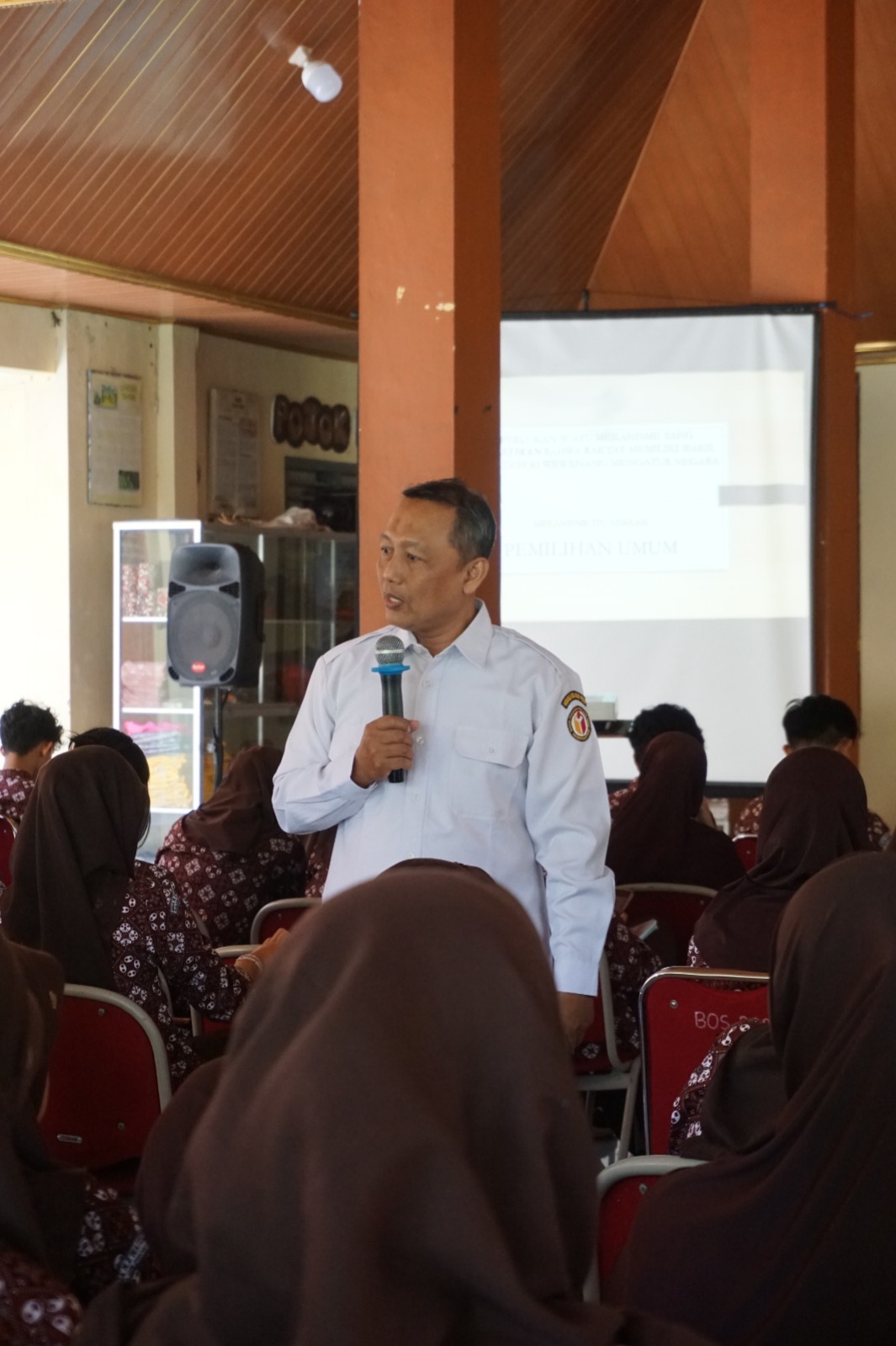 Muh. Isnaini memaparkan materi terkait dengan demokrasi dan pengawasan pemilu di hadapan 180 siswa kelas XI SMA N 2 Wates