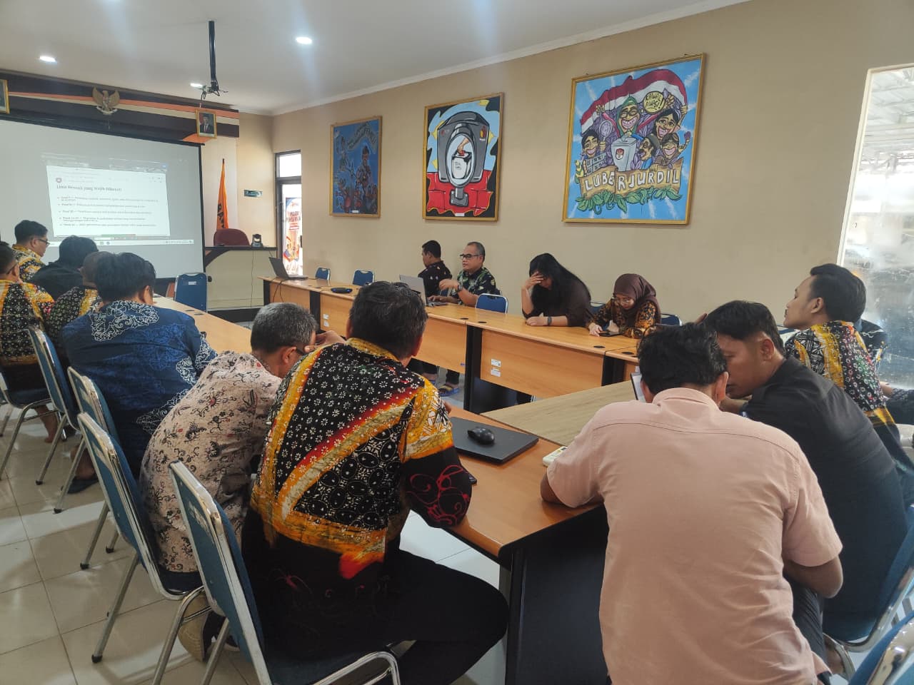 Seluruh jajaran sekretariat Bawaslu Kabupaten Kulon Progo mengikuti mengikuti kegiatan Sosialisasi Pencegahan dan Penanganan Kekerasan Seksual (PPKS) secara daring