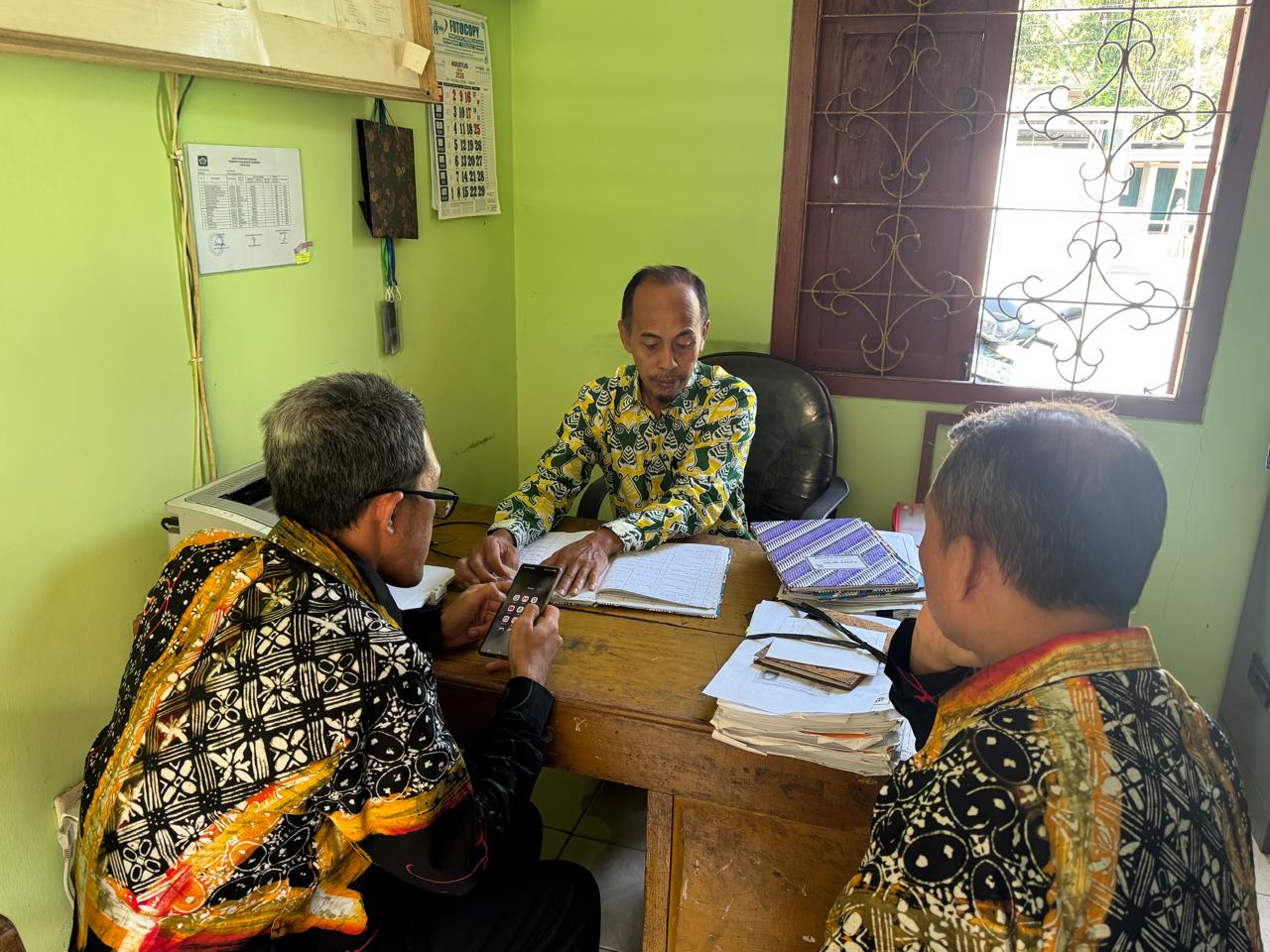 Staf Sekretariat Bawaslu Kabupaten Kulon Progo sedang melakukan pengecekan dengan metode sampling terhadap data penduduk yang meinggal dunia dan pindah domisili