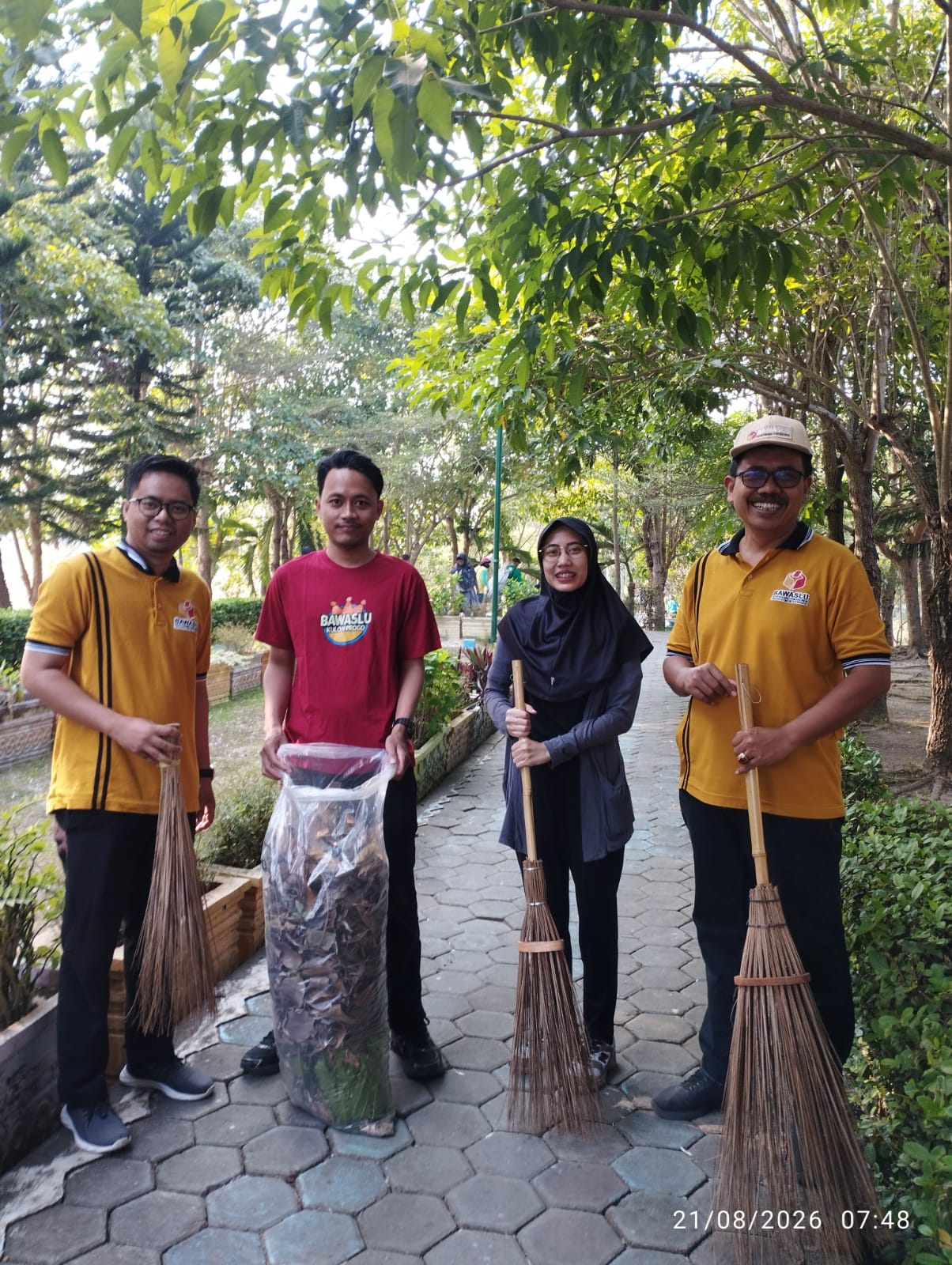 Tim Korve Asri dari Bawaslu Kabupaten Kulon Progo membersihkan sekitar area taman wana winulang