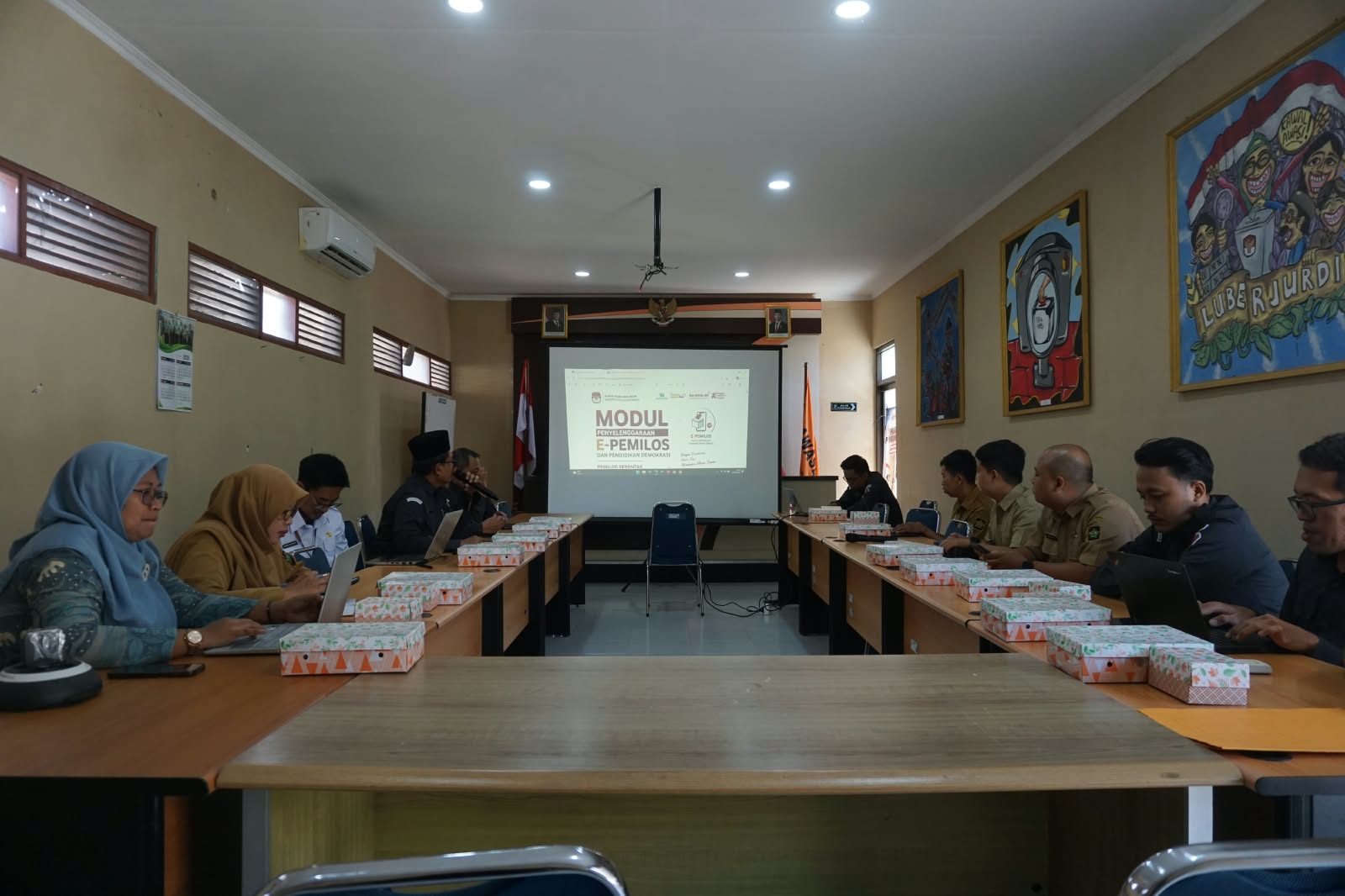 Pembahasan modul Pemilos tahun 2026 di Media Center Bawaslu Kabupaten Kulon Progo