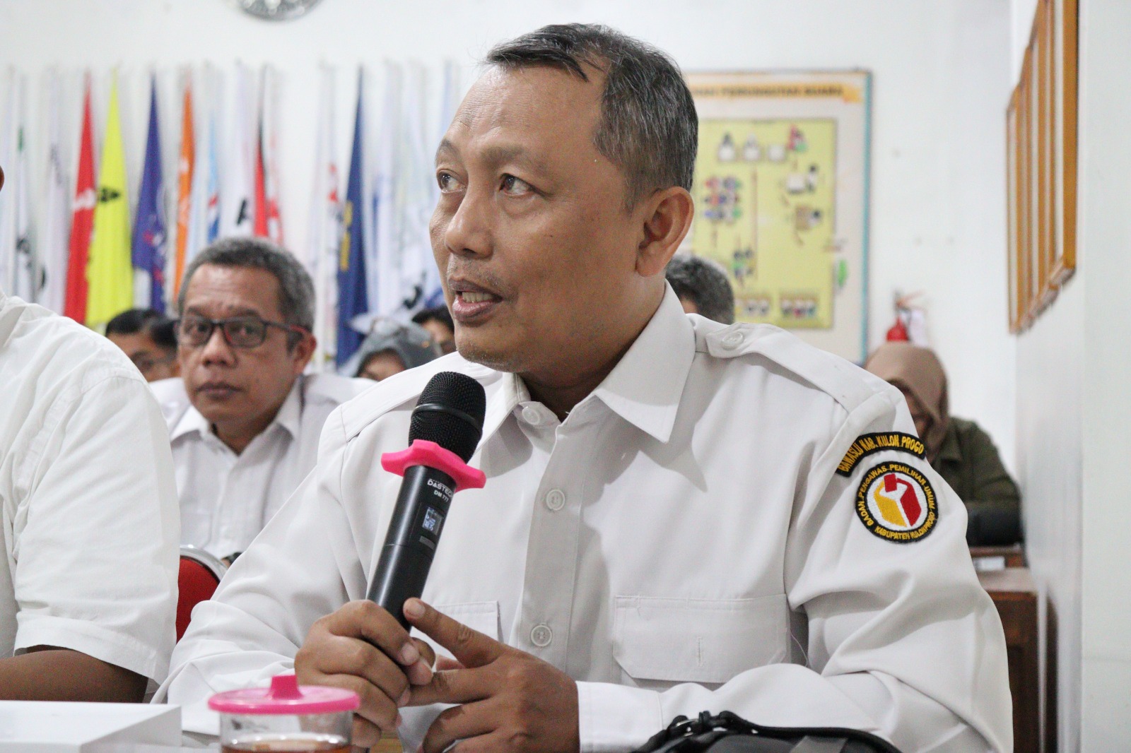 Anggota Bawaslu Kulon Progo, Muh. Isnaini menyampaikan tanggapan dalam rapat pleno terbuka pemutakhiran data pemilih berkelanjutan triwulan III tahun 2026 di KPU Kabupaten Kulon Progo