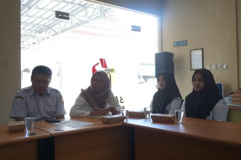 Peserta Bimtek Penulisan Berita mendengarkan Penjelasan dari Materi Penulisan Berita