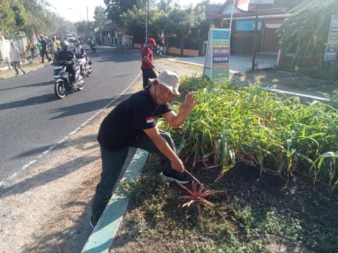 Anggota Bawaslu Kulon Progo, Muh. Isnaini, mengikuti kegiatan Korve Kulon Progo Asri di sekitar Kantor Dinas Kelautan dan Perikanan Kabupaten Kulon Progo