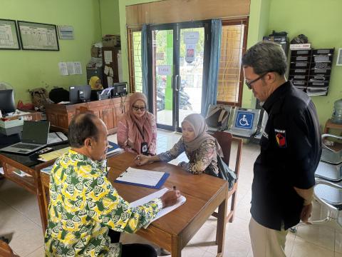 Staf Sekretariat Bawaslu Kabupaten Kulon progo melakukan pengawasan proses Coktas di wilayah Sentolo