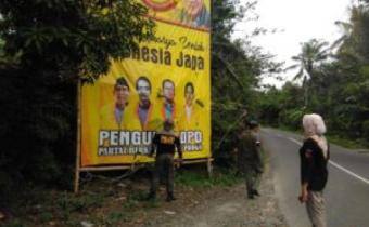 Penertiban APK Bawaslu Kulon Progo Bersama Satpol PP Tertibkan Alat Peraga Kampanye yang Melanggar Tahap Ke Dua Bawaslu Bersama Satpol PP
