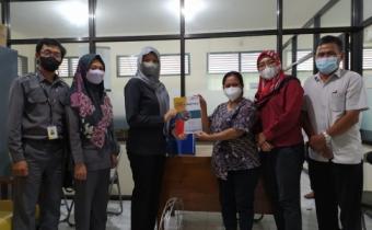Bawaslu Kulon Progo Serahkan Laporan Layanan Informasi Publik Tahun 2021