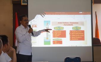 Marwanto selaku Narasumber menjelaskan materi Penulisan Berita