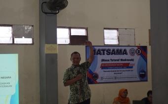 Isnaini, selaku Anggota Bawaslu Kulon Progo Sedang menyampaikan pentingnya pengawasan partisipatif pemilu  di Matsama Pesawat Kulon Progo