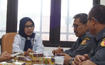 Ketua dan Anggota Bawaslu Kabupaten Kulon Progo sedang berkomunikasi dengan Balai Dikmen Kulon Progo