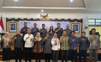 Foto bersama di Kantor BPK RI Perwakilan D.I. Yogyakarta yang diikuti oleh Bawaslu Kabupaten/Kota se-DIY