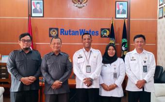 Anggota Bawaslu Kabupaten Kulon Progo, Muh. Isnaini didampingi Kasubbag Pengawasan dan Humas Bawaslu Kulon Progo melakukan audiensi dengan Kepala Rutan Kelas IIB Wates