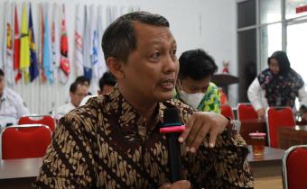Anggota Bawaslu Kulon Progo, Muh. Isnaini menyampaikan masukan pada saat rapat pleno pemutakhiran daftar pemilih berkelanjutan Triwulan I 2026