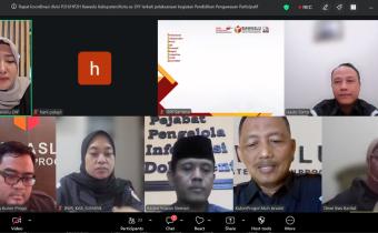 Anggota Bawaslu Kulon Progo, Muh. Isnaini dan Kasubbag Pengawasan dan Humas, Ade Irfan Santosa mengikuti rapat daring Persiapan Pendidikan Pengawasan Partisipatif (P2P)