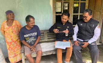 Ketua Bawaslu Kulon Progo, Marwanto, melakukan pengawasan coktas secara langsung di Margosari, Pengasih