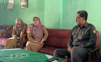 Ketua Bawaslu Kulon Progo, Marwanto, sedang berbincang dengan Kepala SMK Ma'arif 3 Wates, Andrian Wuryantini terkait dengan program PKL