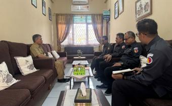 Ketua dan Anggota Bawaslu Kulon Progo sedang berdiskusi dengan Kepala SMK N 1 Pengasih terkait dengan kerja sama PKL