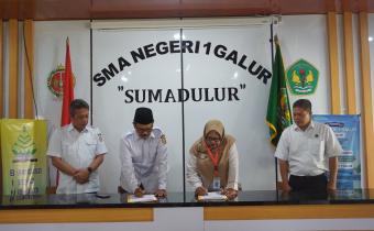 Ketua Bawaslu Kabupaten Kulon Progo, Marwanto, dan Kepala SMA N 1 Galur Tentrem Lestari sedang menandatangani naskah Perjanjian Kerja Sama