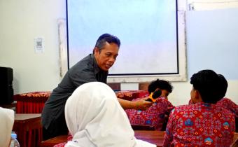 Anggota Bawaslu Kulon Progo, Djoko Dwiyogo Soeryopoetro, sedang melakukan tanya jawab dengan siswa SMA N 1 Kokap