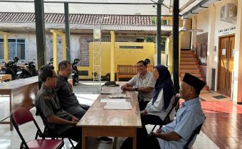 Anggota Bawaslu Kabupaten Kulon Progo, Muh. Isnaini (kedua dari kiri) sedang menanyakan dinamika kependudukan yang terkait dengan daftar pemilih di Kalurahan Ngestiharjo