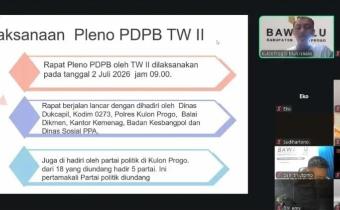Koordinator Divisi Hukum, Pencegahan, Parmas dan Humas Bawaslu Kulon Progo, Muh. Isnaini memaparkan materi terkait hasil pengawasan rapat Pleno PDPB Triwulan II 2026