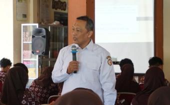 Muh. Isnaini memaparkan materi terkait dengan demokrasi dan pengawasan pemilu di hadapan 180 siswa kelas XI SMA N 2 Wates