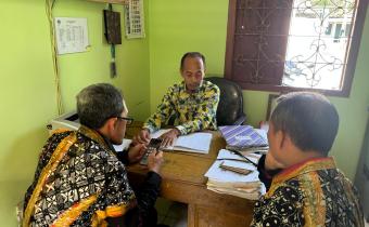 Staf Sekretariat Bawaslu Kabupaten Kulon Progo sedang melakukan pengecekan dengan metode sampling terhadap data penduduk yang meinggal dunia dan pindah domisili