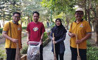 Tim Korve Asri dari Bawaslu Kabupaten Kulon Progo membersihkan sekitar area taman wana winulang