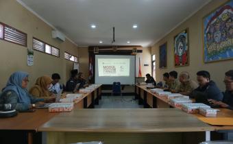 Pembahasan modul Pemilos tahun 2026 di Media Center Bawaslu Kabupaten Kulon Progo
