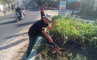 Anggota Bawaslu Kulon Progo, Muh. Isnaini, mengikuti kegiatan Korve Kulon Progo Asri di sekitar Kantor Dinas Kelautan dan Perikanan Kabupaten Kulon Progo