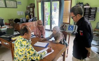 Staf Sekretariat Bawaslu Kabupaten Kulon progo melakukan pengawasan proses Coktas di wilayah Sentolo