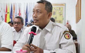 Anggota Bawaslu Kulon Progo, Muh. Isnaini menyampaikan tanggapan dalam rapat pleno terbuka pemutakhiran data pemilih berkelanjutan triwulan III tahun 2026 di KPU Kabupaten Kulon Progo